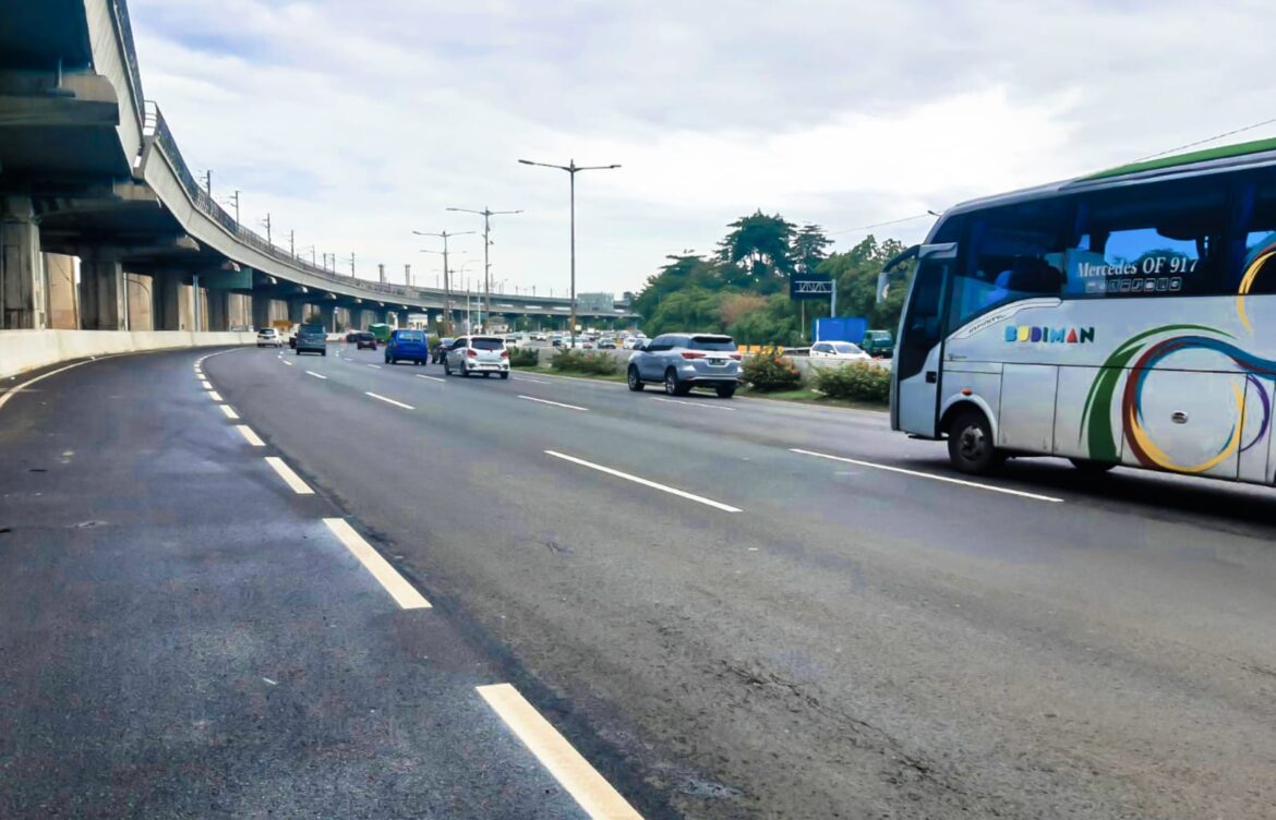Tingkatkan Pelayanan, Jasa Marga Lakukan Pekerjaan Pemasangan Rambu Portal Di Ruas Tol Jakarta – Cikampek
