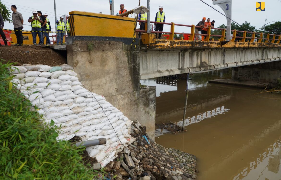 Tinjau Pasca Banjir di Sumatera Barat, Menteri Basuki Targetkan Penanganan Tuntas Dalam Dua Minggu