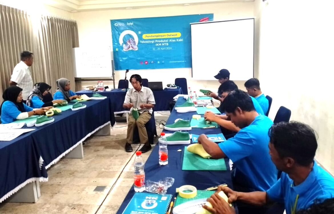 Kemenperin Tempa Pelaku IKM Alas Kaki Semakin Berinovasi