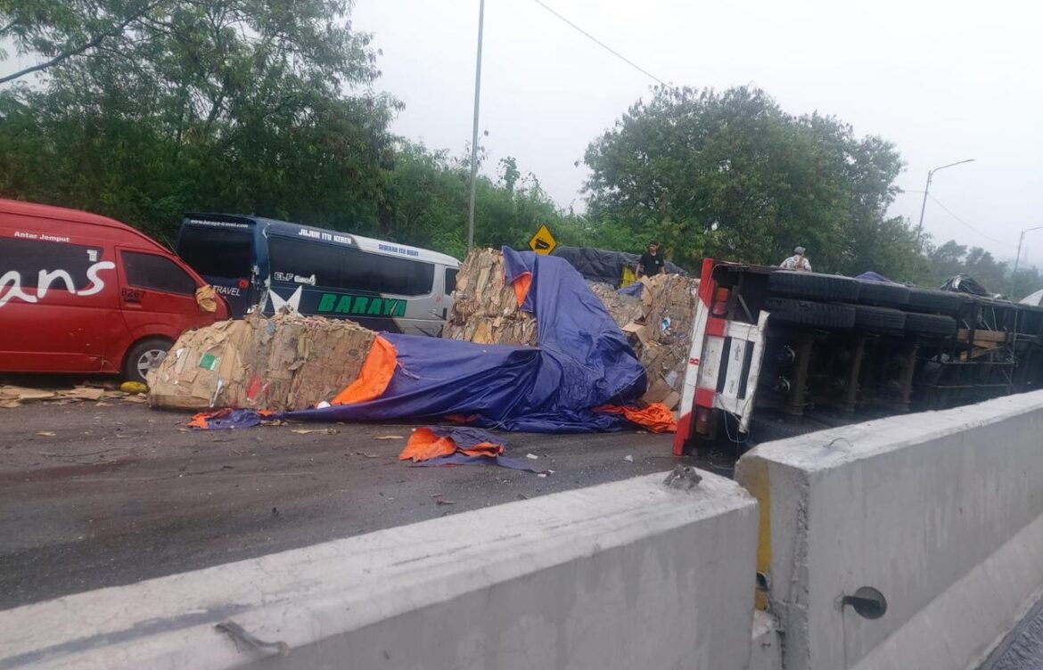 Kecelakaan Truk di Ruas Tol Cipularang,  16 Kendaraan Alami Kecelakaan Beruntun